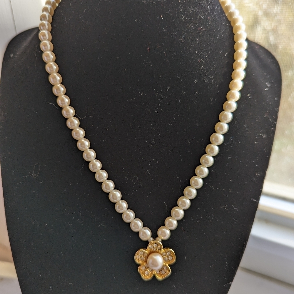 Pearl Faux Necklace Lobster Clasp Gold Tone Flower Shape Rhi